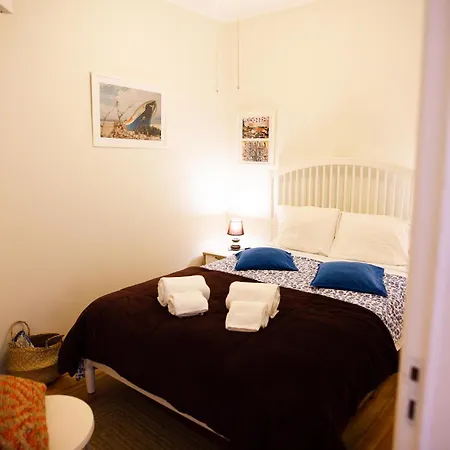 Amazing River View In Historical דירה