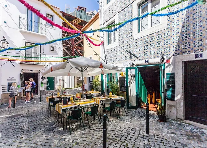 Amazing River View In Historical Appartamento Lisbona